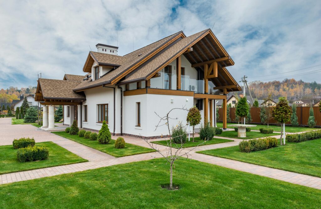 Comment vendre une maison écologique plus vite et au meilleur prix en mettant en valeur ses atouts énergétiques et durables.